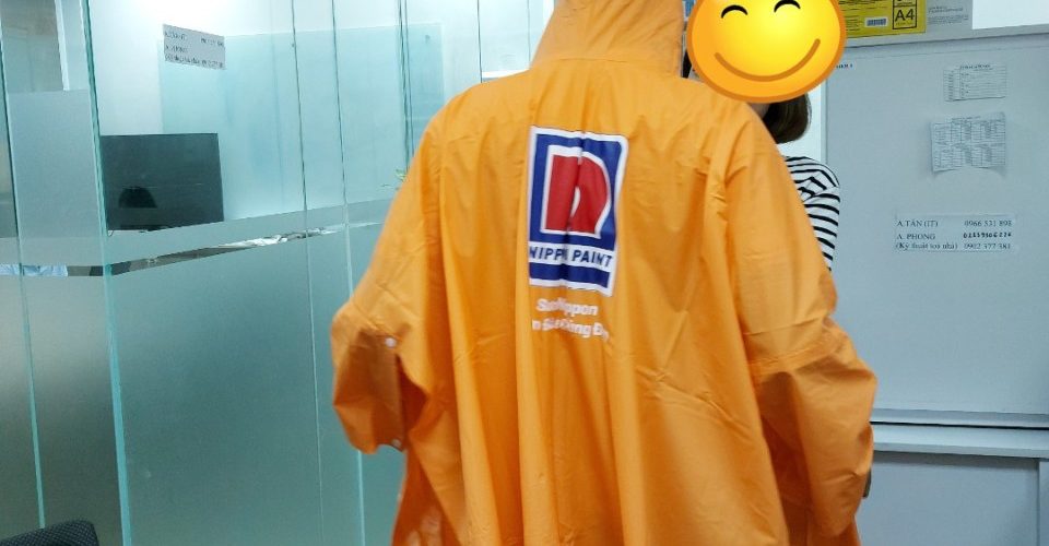 Xưởng may áo mưa tặng khách hàng